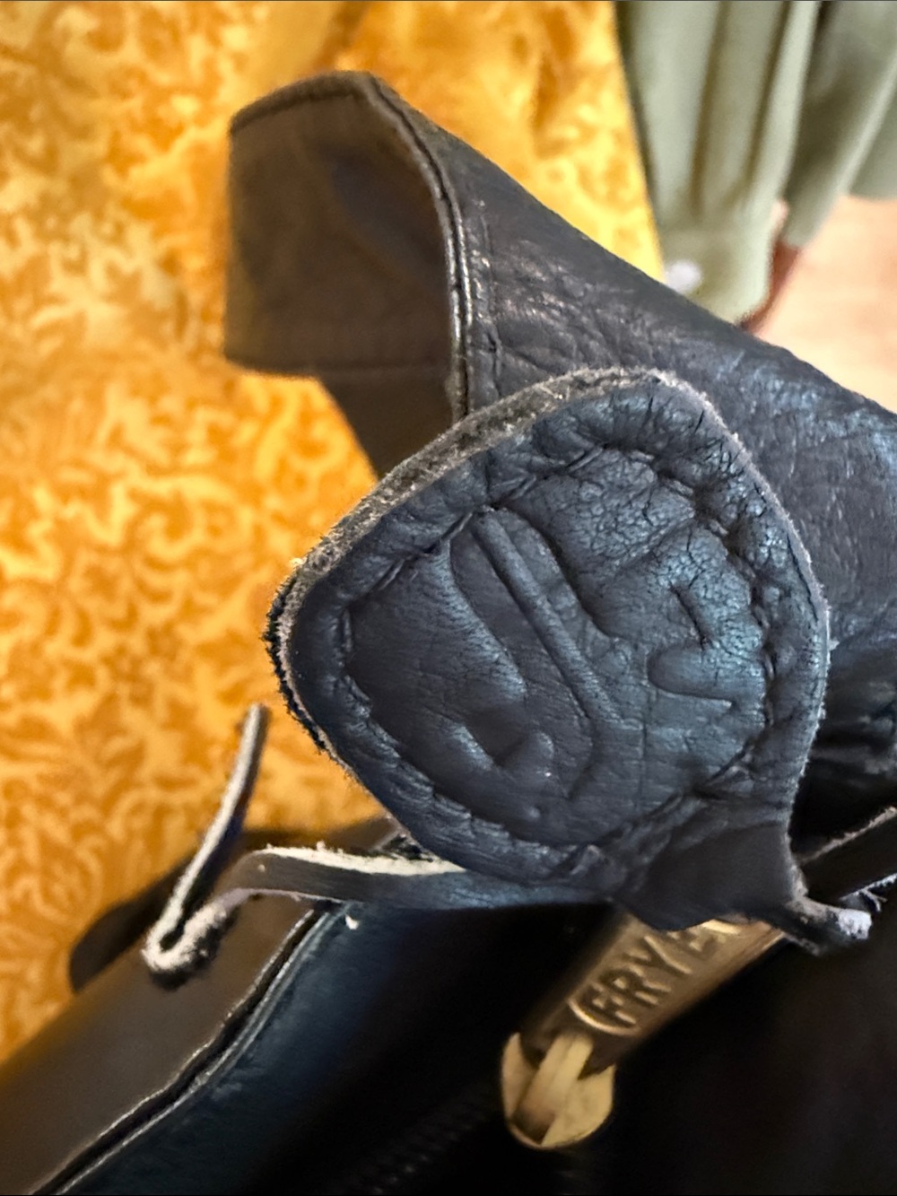 Classic Black Leather Crossbody Bag - Sleek Everyday Carry - Picture 4 of 12